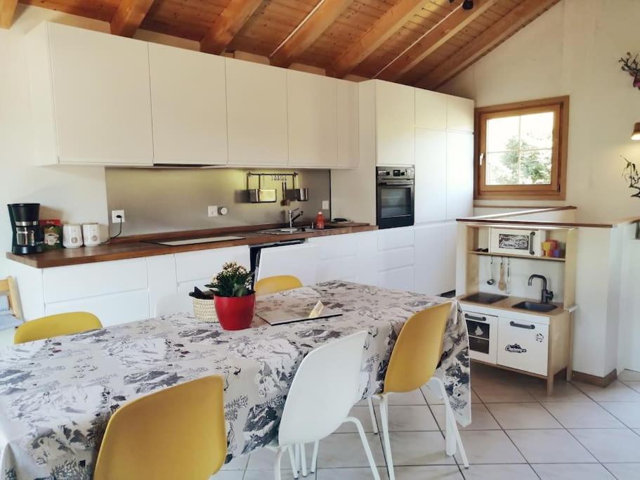 Confortable Chalet Avec Magnifique Vue En Gruyere. Шарме Екстериор снимка